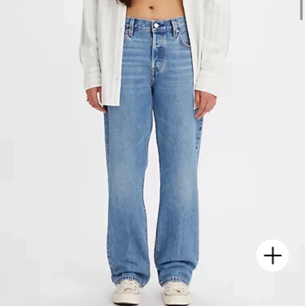 Säljer dessa jeans från Levis i modellen 501 90s. Som är väldigt populära. Säljer då jag ska köpa en annan storlek. Säljer dom även i den gråa färgen. Kom privat för fler bilder på dessa o dom gråa. Ny pris är 1200kr. Dom är relativt nya inget täcken på att dom är använda.. Jeans & Byxor.