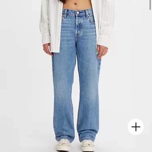 Säljer dessa jeans från Levis i modellen 501 90s. Som är väldigt populära. Säljer då jag ska köpa en annan storlek. Säljer dom även i den gråa färgen. Kom privat för fler bilder på dessa o dom gråa. Ny pris är 1200kr. Dom är relativt nya inget täcken på att dom är använda.