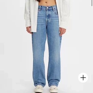 Levis - Säljer dessa jeans från Levis i modellen 501 90s. Som är väldigt populära. Säljer då jag ska köpa en annan storlek. Säljer dom även i den gråa färgen. Kom privat för fler bilder på dessa o dom gråa. Ny pris är 1200kr. Dom är relativt nya inget täcken på att dom är använda.