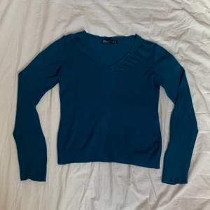 Blå Zara tröja - Mörkblå pullover tröja från Zara, storlek M, passar som S. Ganska bra skick. Köparen står för frakt🌸