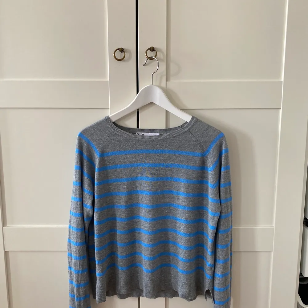 Säljer denna populära Zara tröjan!! 💞 Använd ett par gånger, men i bra skick 💞 Kan även passa en M eller XS!! Priset kan diskuteras vid snabb affär 💞💞. Tröjor & Koftor.
