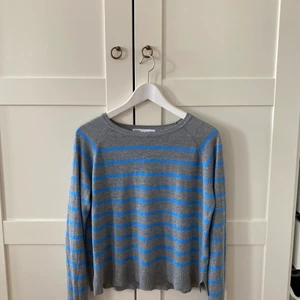 Randig tröja - Säljer denna populära Zara tröjan!! 💞 Använd ett par gånger, men i bra skick 💞 Kan även passa en M eller XS!! Priset kan diskuteras vid snabb affär 💞💞