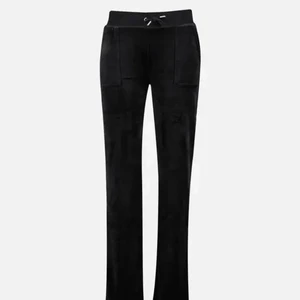 Svarta Juicy byxor - Säljer nu mina svarta juicy i storlek M. Superskönt material med fickor. Köpta för 1000kr och är i ett superbra skick. Säljer för 700+frakt