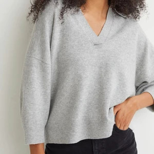 Stickad tröja med krage - Grå stickad tröja med krage från H&M. Storlek S. 