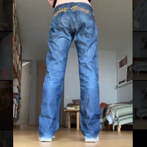 Replay jeans - Ett par skitcoola Replay jeans baggy, lågmidjade och skit långa. Orange tryck över rumpan där de står Replay Brand 👌