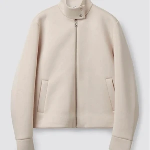 Cos jacka  - Säljer nu min ass snygga jacka från cos❤️❤️ helt ny och har lapp kvar. 💕 köp direkt för 600 + frakt. 😍 skriv för fler bilder Elr om ni undrar nåt 💓