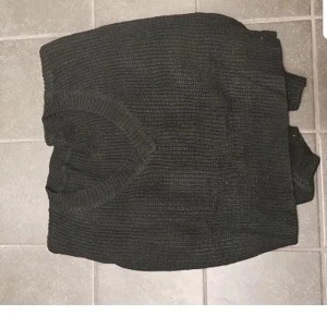 En stickad tröja från SHEIN  - Lite magtröja aktig mysig 