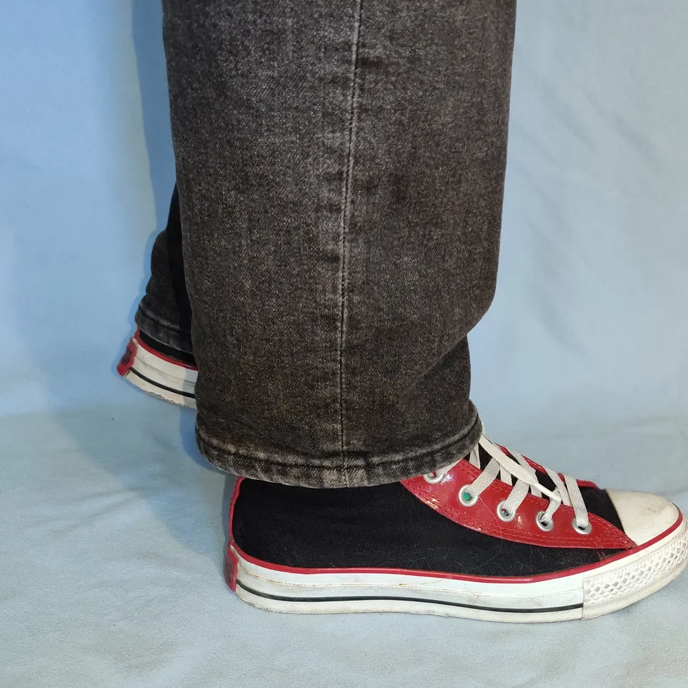 svarta och röda Converse storlek 37, säljer pga för liten storlek. väldigt sköna och sparsamt använda. . Skor.