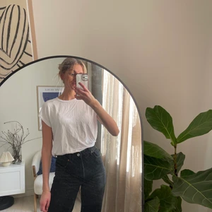 Vit T-shirt  - Vit T-shirt i ett mjukt och matt material. Köpt på Gina. Storlek S. 