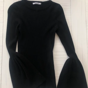 Gina Tricot tröja - Stretchig tröja från Gina Tricot i storlek XS. Tröjan är i väldigt bra skick, nästan som ny 💙