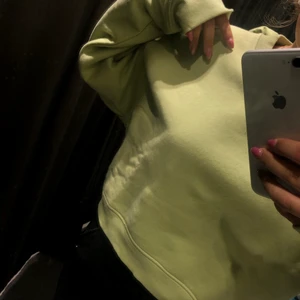 cropped sweater  - Jätteskön och fin ljusgrön sweatshirt från zara! Passar så bra till våren och sommaren 🌷☀️ Knappt använd, fint skick!