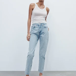 Mom jeans från zara  - Ett par mom jeans från zara. Har använda ett par gången men ser fortfarande super fina ut. Original pris 359. Storlek 36. Jag är 160 cm och de passar precis som på bilden 