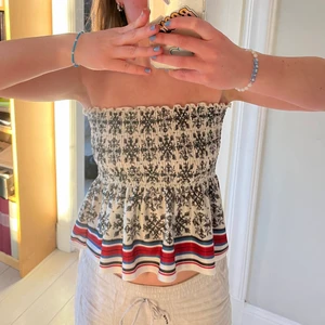 Ärmlös topp - Jättefin topp ifrån Zara! Använd ett fåtal gånger och i väldigt fint skick💓💓