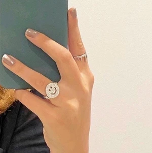 Ringar  - Jättefina trendiga smycken pläterade i 925 sterling silver med justerbara storlekar , går att köpa här på plick eller hos www.tinsel.se! Fler frågor? Hör av dig så svarar jag på det. 🥰   Pris för smiley ringen: 89kr Pris för den andra ringen: 79kr
