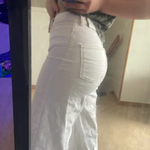 Vita utsvängda jeans💗 - Nu säljer jag mina vita utsvängda jeans! Använda bara några få ggr!💗
