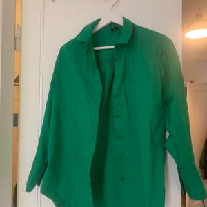 Nyköp från vero moda! Grön skjorta storlek xs men passar S också🌸