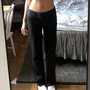 Lågmidjade kostymbyxor - Skitsnygga lågmidjade kostymbyxor, assköna och sitter perfekt lågmidjat!! Perfekt längd för 165-175cm. Har lagt ner dom så dom går att sy upp (se sista bild). Köpt second hand men märket är Gina Tricot. Köp direkt för 300kr, annars buda från 150kr (frakt 45kr eller spårbar 51kr) ❤️