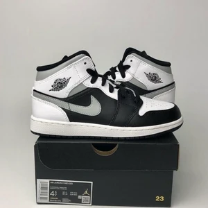 Jordan 1 Mid shadow  - Jordan 1 Mid shadow, storlek 41, använda fåtal gånger, inte creasade, köpta från plugyard för ett år sen. Kvitto och kartong finns. Köptes för 1799. Kan skickas, köparen står för frakten, kan mötas i Malmö. Skriv för fler bilder