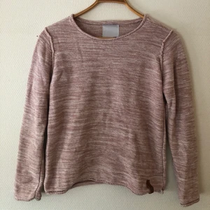 Rosa stickad tröja - Rosa och vit stickad tröja från Lager 157. Storlek 160. Väldigt gråaktig på bilden, är mer rosa i verkligheten. Nyskick. Tveka inte att skicka privat vid någon fundering eller om du vill ha någon mer bild på plagget!!🤍