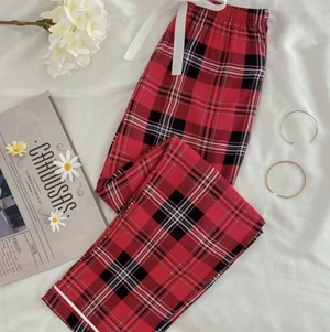 Rutiga pyjamasbyxor  - Säljer dessa super fina pyjamasbyxor från shein. Använda max 1 gång så endast testade💕 Strl: M/L men passar allt från en Xs-L