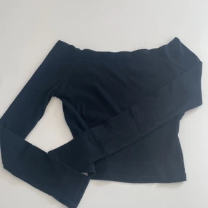 Svart tröja från brandy melville  - Super trendig och skön tröja fårn brandy melville! Älskar den och tycker att den passar till allt men säljer då den inte kommit till så mycket användning nu på sistone 