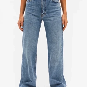 Yoko jeans, monki strl 26 - Superfina och populära jeans från monki i modellen Yoko. Storlek 26, passar xs/s. Fint skick, har inte blivit använda mycket. Hör gärna av dig om du har några frågor💖