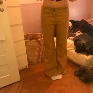 Bootcut jeans  - Gul/beige bootcut jeans från vintagemärket Gul&Blå. Så coola men tyvärr lite för stora för mig..