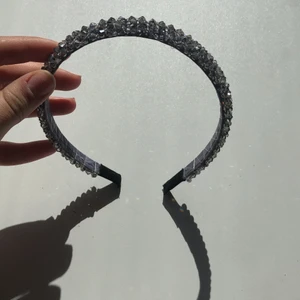 Complement Diadem/hårband   - Säljer mitt snygga gråa complement diadem från Åhléns, andvänder inte då jag inte passar i diadem. Köpte det för 150kr men säljer för 90kr då det är i nyskick.