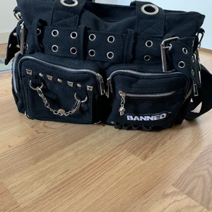 Banned Alternative väska - Säljer nu min coola väska från Banned Alternative! Köptes från bluefox i stockholm för 600kr. 40x13x27. Säljes pga används ej😊