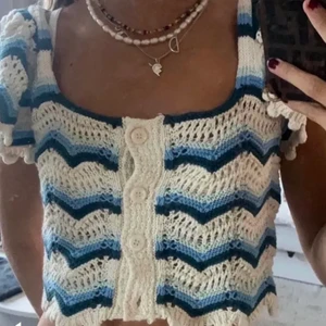 Virkad topp - OBS första bilden är lånad!!! Säljer denna jättegulliga virkade toppen från Zara💙