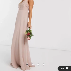 Asos brudtärneklänning / balklänning 34 - Helt oanvänd klänning från ASOS Design. Strl 34. Lappar kvar! Inköpspris 1016kr. https://www.asos.com/asos-design/asos-design-bridesmaid-cami-maxi-dress-with-ruched-bodice-and-tie-waist/prd/13711888?ctaRef=my%20orders