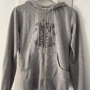 Grå zip hoodie köpt second hand i gott skick. Tröjan är en figur syd small så passar även mindre toppen! Skriv om du vill ha fler bilder.