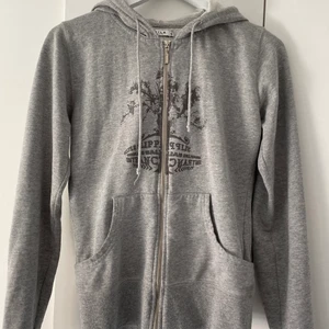 Zip hoodie - Grå zip hoodie köpt second hand i gott skick. Tröjan är en figur syd small så passar även mindre toppen! Skriv om du vill ha fler bilder.