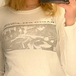 Brandy Melville tröja - En jättefin tröja som jag fick i julklapp från Brandy Melville, den passar tyvärr inte i min armlängd så den är bara använd runt 1-2 gånger. Tröjan finns inte på hemsidan längre vilket gör den unik! Köpt för 380kr. Pris kan diskuteras 💞