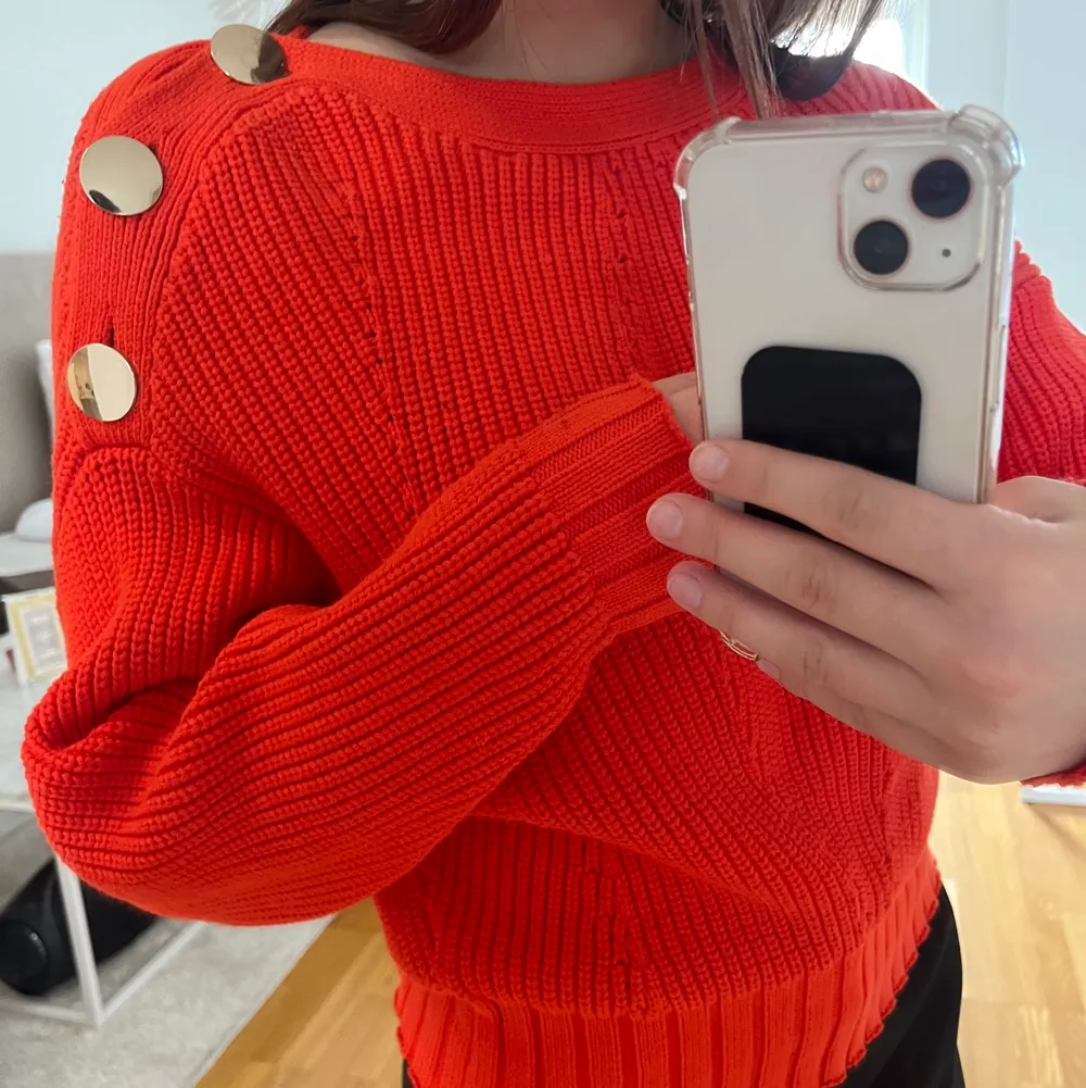 Röd/orange tröja från Lindex!!! Så fin färg 😍 Man kan även ta ur knapparna så tröjan ändrar form!!  köparen står för frakten.. Stickat.