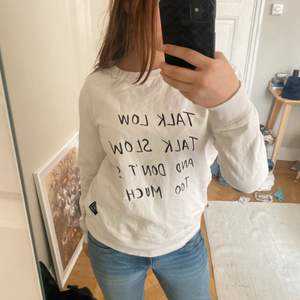 Säljer min as coola sweatshirt ifrån Örjan Andersson där det står ”talk low, talk slow and don’t say too much” 😂💕 materialet är så skönt ganska krispigt material vilket är så härligt!