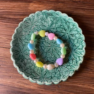 Armband  - Som ni har saknat detta armband nu är den tillbaka ! Enkel fin somrig !!! Frakt ligger på 15kr !! Fraktbevis får man !! 💖