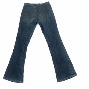 Lowwaisted y2k jeans - Lågmidjade y2k jeans utan fickor, köpta på beyond retro men passade inte💔 står 46 men mycket mindre och skulle tippa på att det är mer av en 36-liten 38a. andra e lånad                                             Midjemått: 39cm tvärs över, 81cm runt om ish                            Innerbensmått: 84-85cm