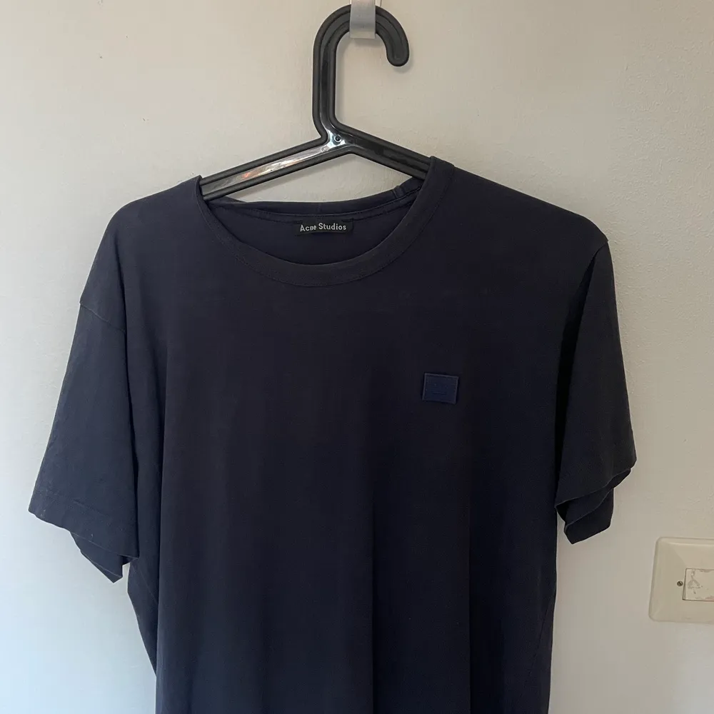 Mörkblå t-shirt i storlek S. Cond 8/10 nypris: 999 sitter true to size Köpare står för frakt . T-shirts.