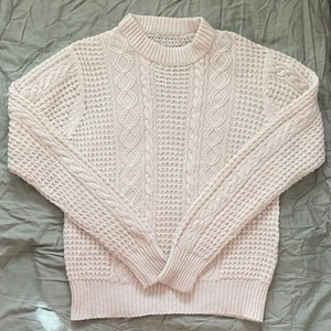 Egenstickad sweater - Finaaaste egenstickade sweatern! 😍 Cirka Storlek M men passar allt från XS-M. Behov av pengar så säljer. ❤️😭 Köparen står för frakt! 