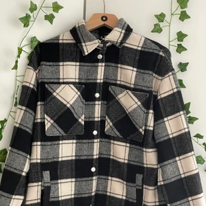 Vår/höst jacka - Säljer en jacka som är perfekt på våren/hösten och även sommaren. Den kan se ganska varm ut men det är den inte alls. Den är i storlek XXS men är ganska stor skulle tippa mer på en oversized S. Har används max två gånger. Säljer den pga att jag inte får någon användning av den!❤️