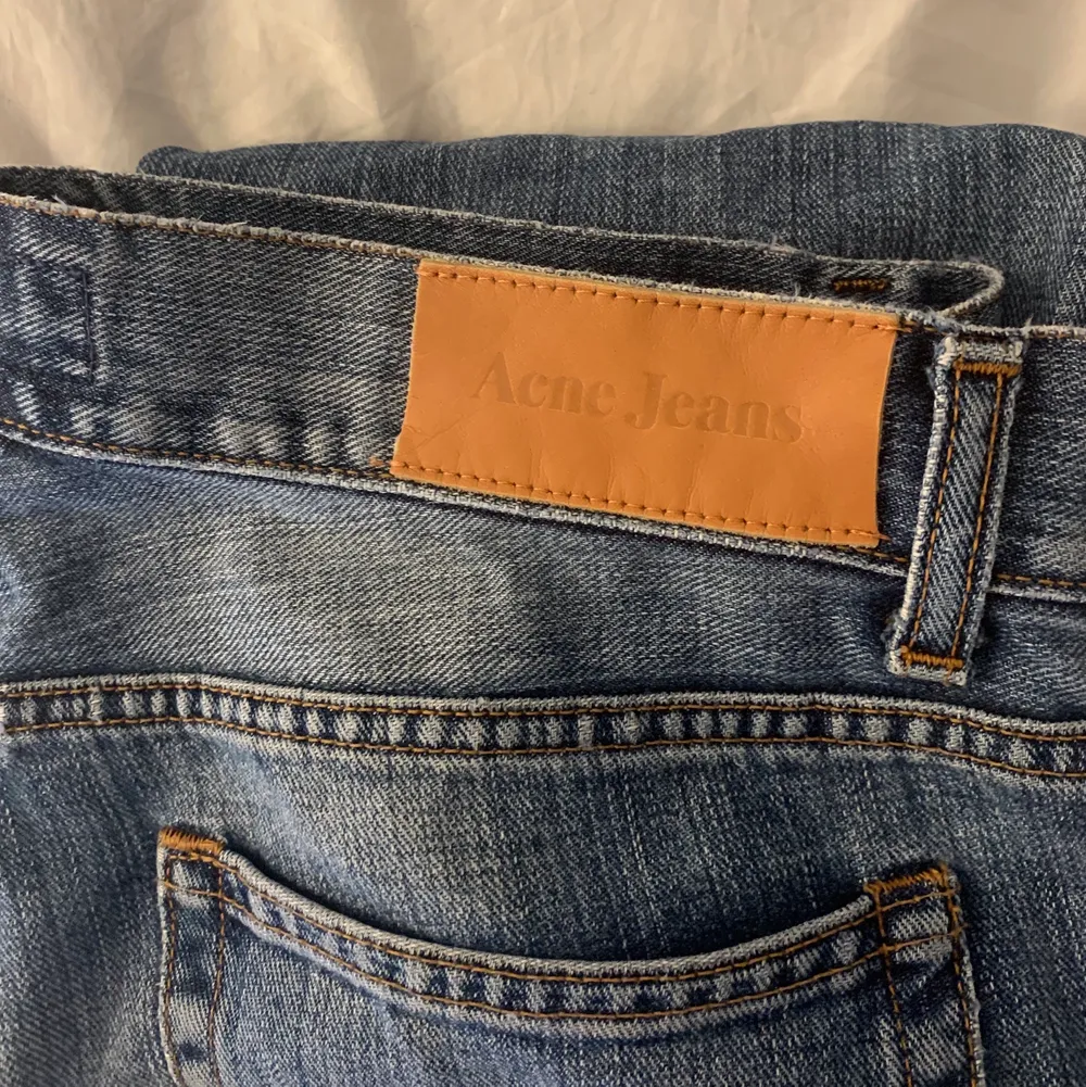 Dessa ursnygga lågmidjade jeans ifrån Acne❤️‍🔥 Storlek 26/32. Nypris är runt 2000kr, köp direkt för 350kr!. Jeans & Byxor.