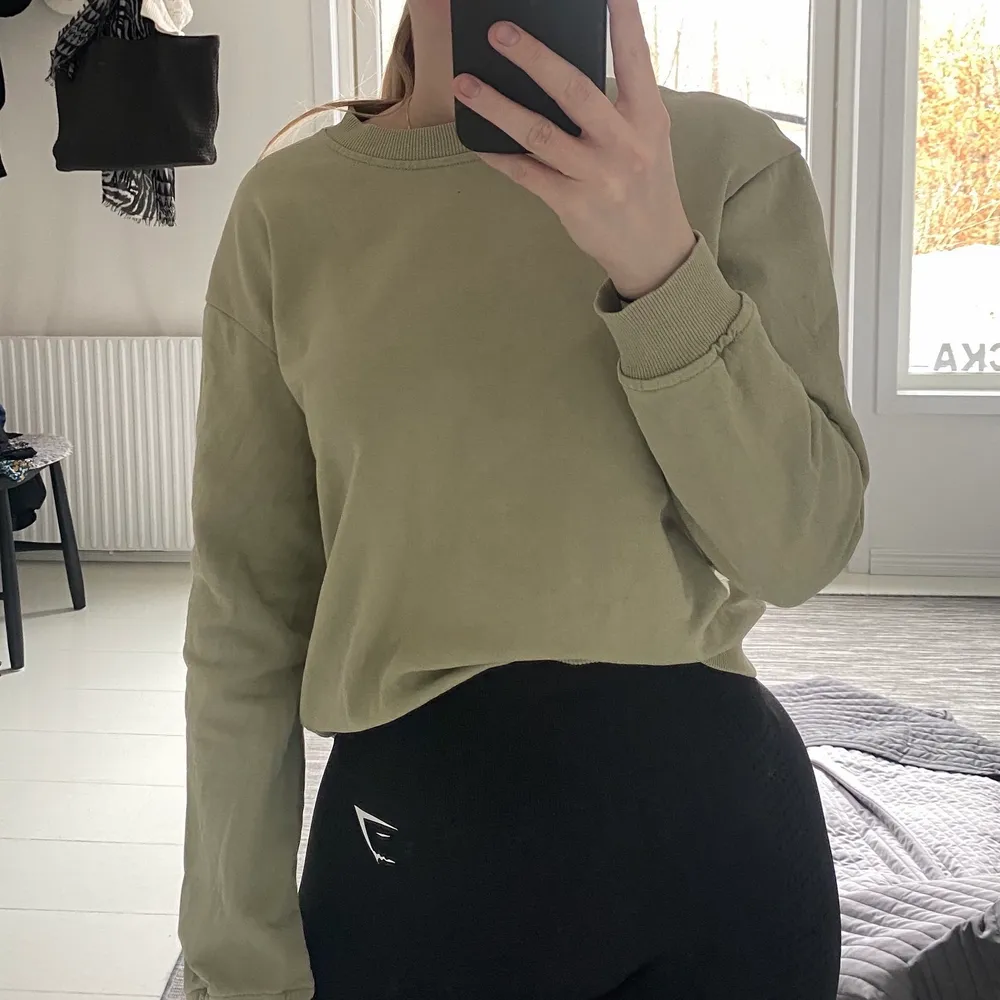 Sweatshirt från NAKD i en jättefin grön färg, storlek S🦋👚 Använd fåtal gånger⚡️                                                         . Tröjor & Koftor.