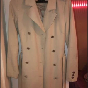 Beige kappa - Jättefin kappa, sparsamt använd. Säljer pga har en liknande.