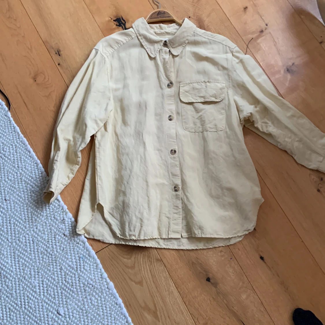 Gul skjorta från HM i storlek M