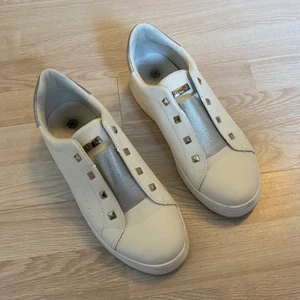 Skor - Säljer nu mina otroligt snygga skor! Dom är valentino och eatys liknande. Sparsamt använda ca 2 gånger! Ny pris 1200kr! Säljer nu för 500kr!💓 storlek 39 men skulle säga att dom även passar 38!