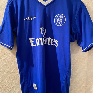 Chelsea 2003 jersey - Säljer min Chelsea hemma tröja från 2003. Den är i väldigt bra skick. Storlek S men passar även M skulle jag säga, skriv gärna om de är något ni undrar över! 