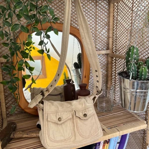 Beige tygväska - Beige tygväska med axelrem. Köpt second hand, varit populär så kör budgivning med startpris 200kronor