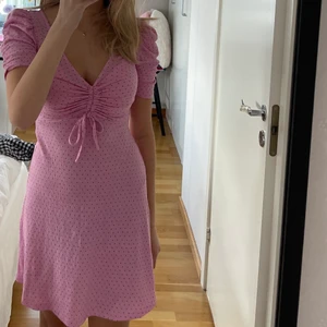 HM klänning - Säljer min söta sommarklänning från hm! Jättefin till skolavslutningen! Passar mig som har S i kläder.❤️❤️ Hör av dig vid intresse!