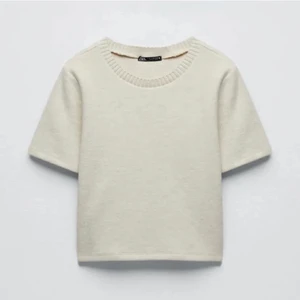 Stickad tshirt zara - Säljer denna helt oanvända tröjan(Soft topp) ifrån zara med lapparna kvar eftersom jag inte gillade hur den satt på mig! Skriv privat för egna bilder eller frågor!💗